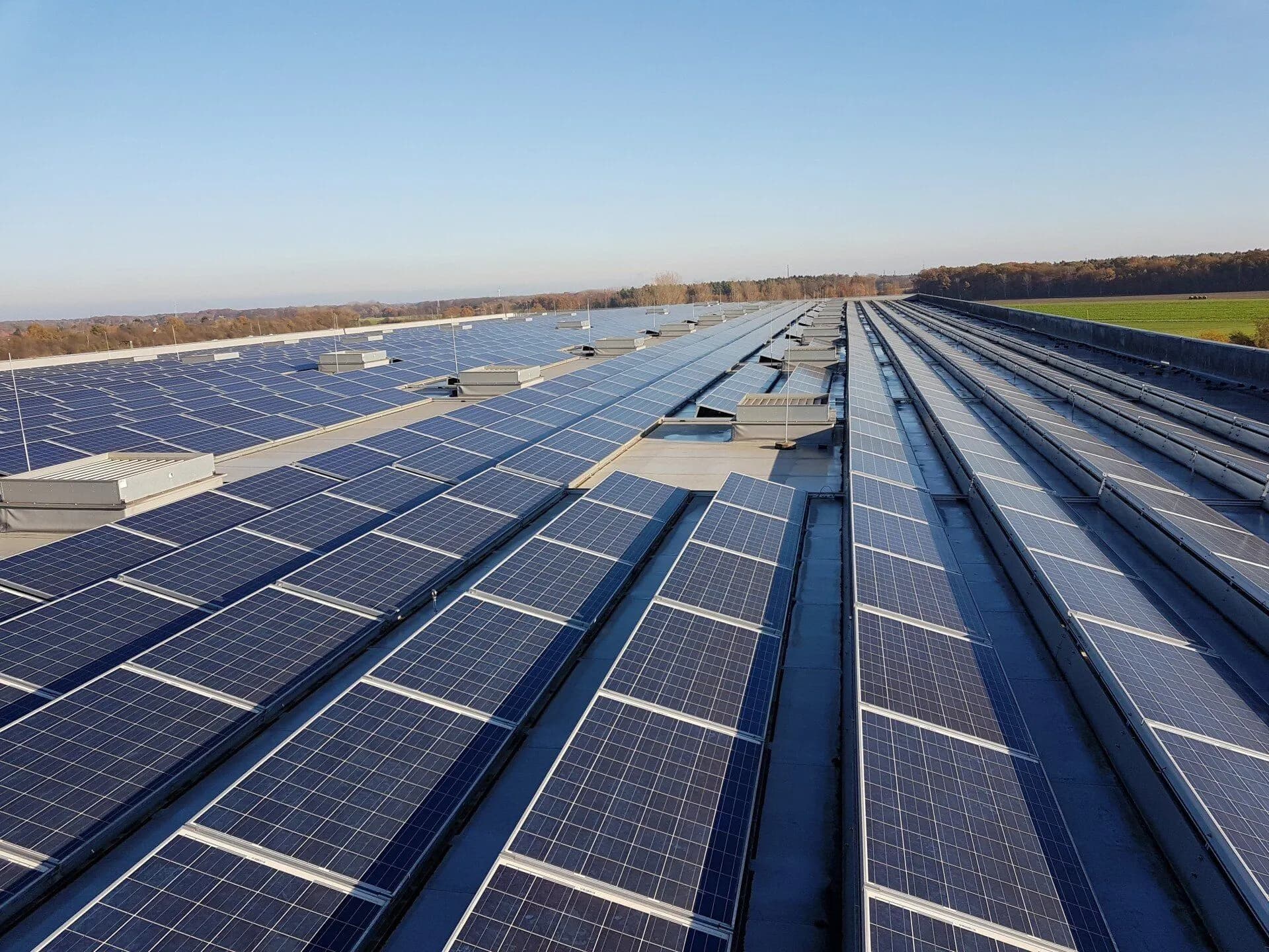 Solarmodule auf dem Dach einer Neukirch Logistikhalle